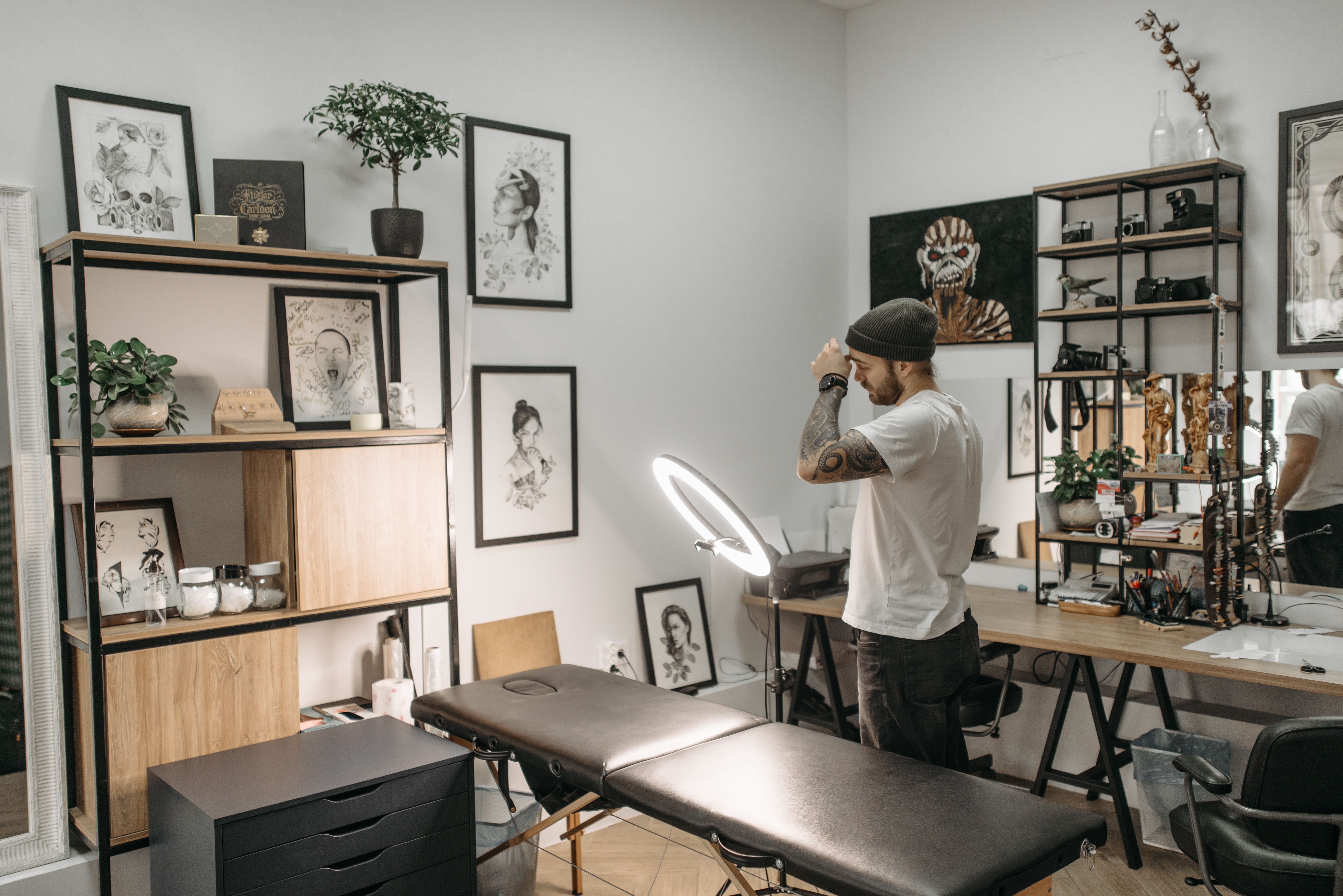 Cum sterilizează un studio de tatuaj profesionist echipamentul