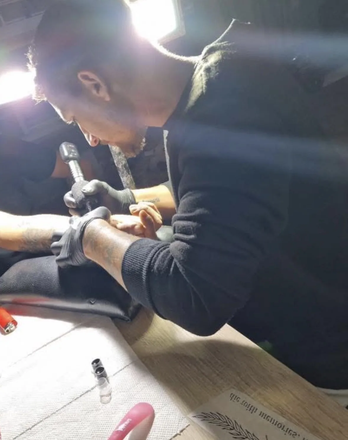 Traian Gabriel Oprisan tatuând, aparat în mână